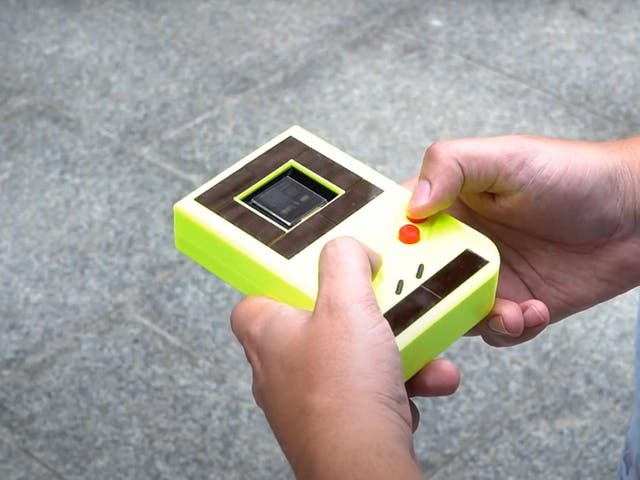El Game Boy modificado recolecta energía del sol y del usuario.