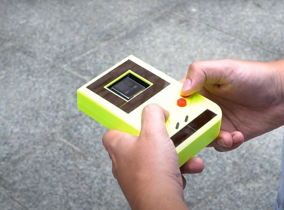 El Game Boy modificado recolecta energía del sol y del usuario.
