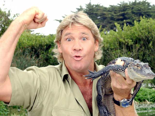 Steve Irwin posa con un caimán de tres pies de largo en el zoológico de San Francisco, el 26 de junio de 2002