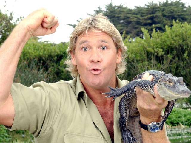 Steve Irwin poses with a three-foot long alligator at San Francisco Zoo, 26 June 2002