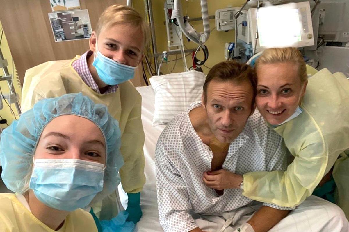 Russian opposition leader Alexei Navalny with his family in a Berlin hospital