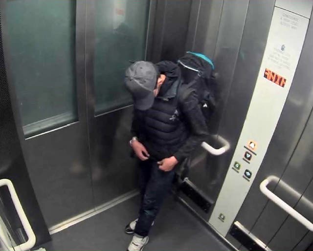 Salman Abedi ajusta el cableado debajo de su ropa mientras lleva su bomba suicida en un ascensor en el Manchester Arena poco antes del ataque del 22 de mayo de 2017