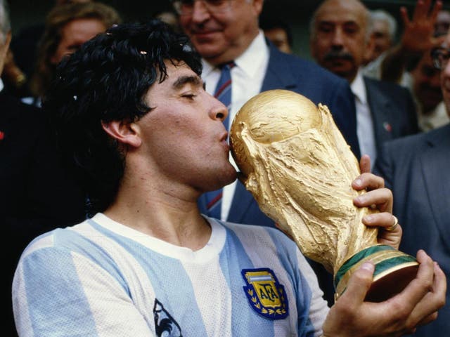 <p>Diego Maradona kisses the World Cup trophy in 1986</p>