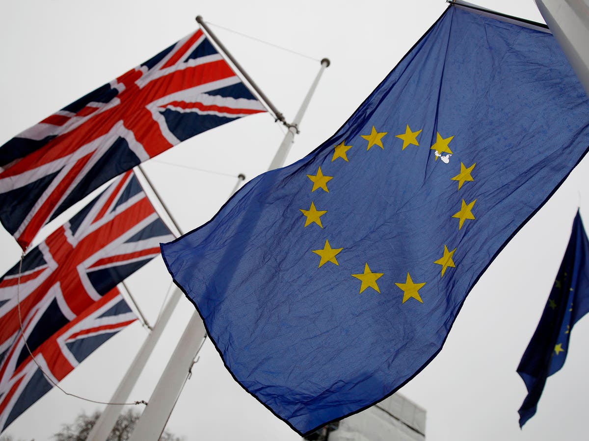 Brexit news &ndash; live: Key border checks delayed again as Labour calls on Tories to oppose Universal Credit cut