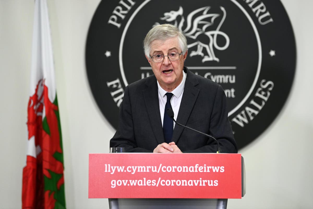 Covid: Face masks stay mandatory in Wales as Drakeford takes swipe at Johnson &lsquo;free-for-all&rsquo;