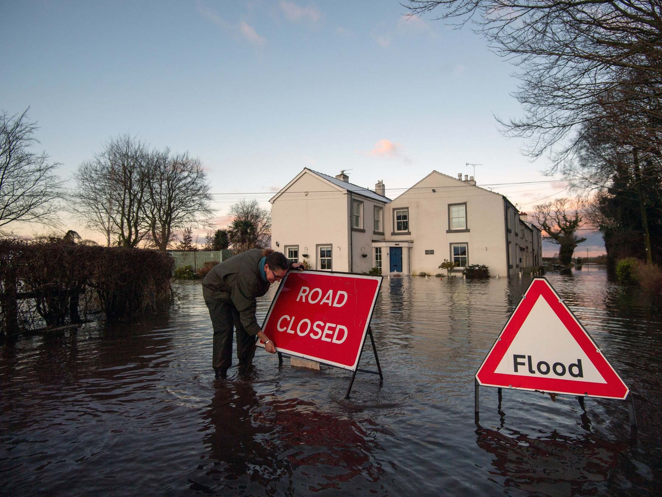 Un residente de la aldea de Cheshire ayer después de que la tormenta Christophe trajo fuertes lluvias.
