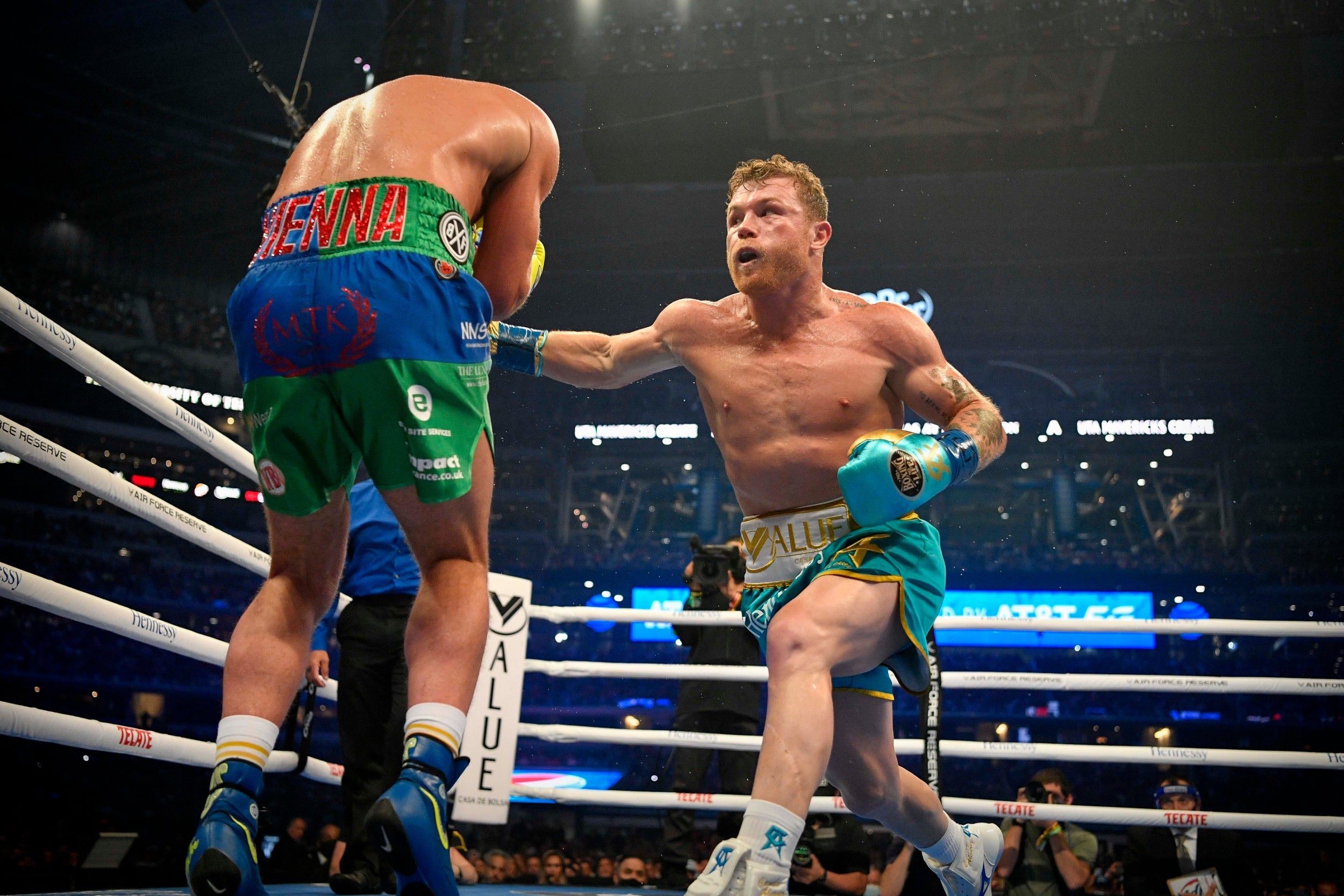 Canelo Álvarez ofrece un golpe al cuerpo de Billy Joe Saunders