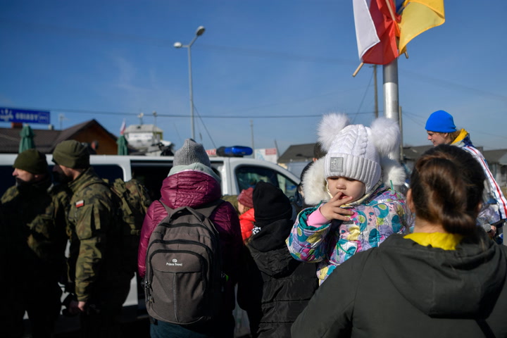 Watch live as Ukrainian refugees arrive in Poland
