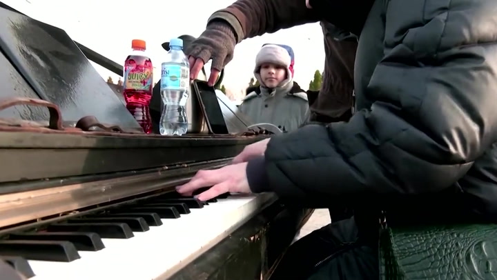 Ukrainians arriving at the Polish border were serenaded by 'Piano Man' Davide Martello