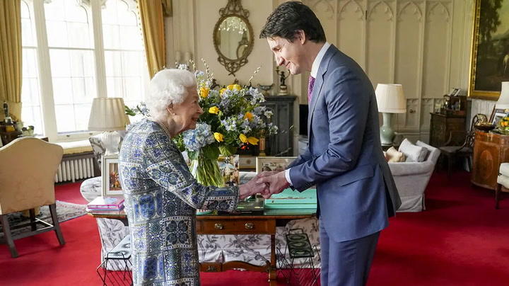 Queen's subtle nod to Ukraine as she welcomes Trudeau for first in-person meeting since catching Covid