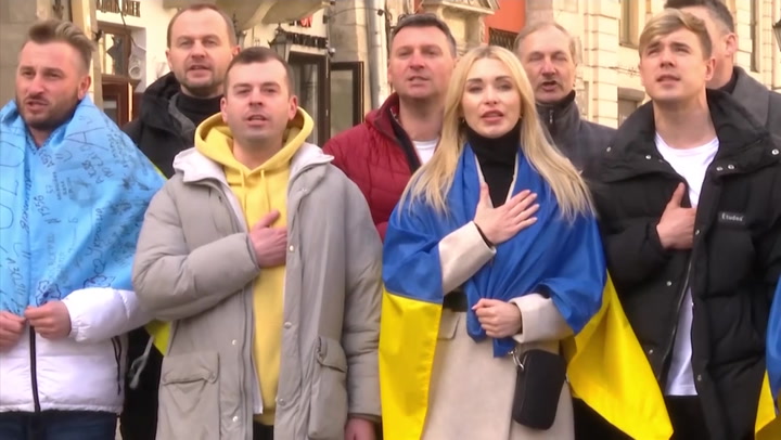 Ukrainian opera singers perform heartwarming national anthem in Lviv