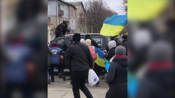 Unarmed Ukrainians attack Russian military vehicle with bare-hands