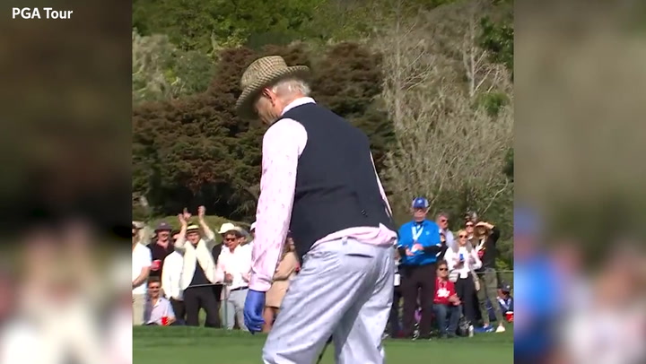 Bill Murray sinks an impressive no-look golf putt