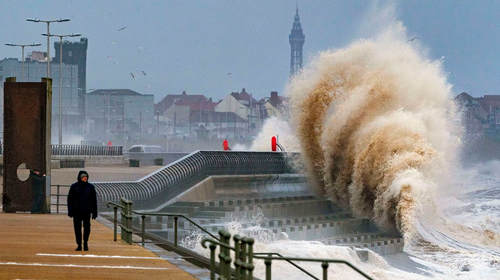nada canción Ambicioso Storm Dudley batters Blackpool as 90mph winds predicted across UK | News |  Independent TV
