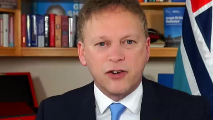 Grant Shapps signs a law which makes it illegal for Russian planes to enter UK airspace