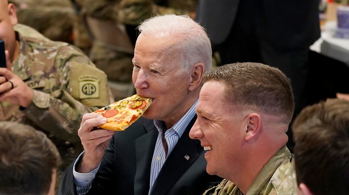 Biden eats pizza with US soldiers in Poland