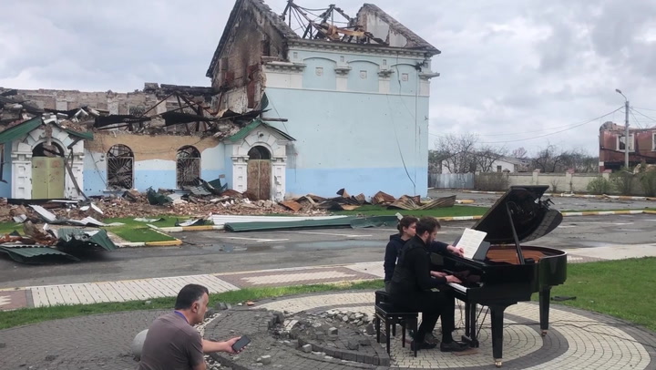 Pianist performs rendition of Chopin's nocturnes amid ruins of Irpin
